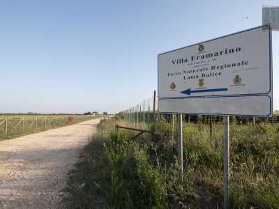 Per arrivarci dal centro di Bari bisogna imboccare la provinciale 156 (strada Bitonto-Palese Aeroporto) per poi girare sulla sinistra seguendo le indicazioni che portano al �Parco Naturale Regionale Lama Balice�